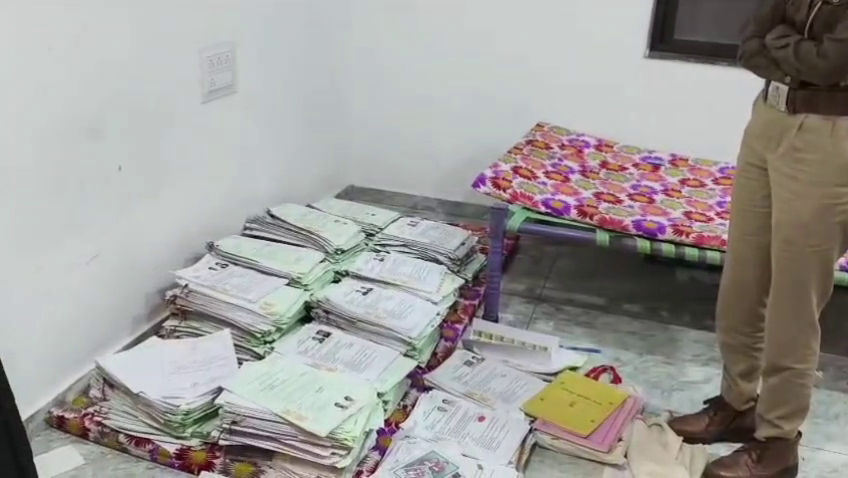 જાંબુઘોડા બોગસ લગ્ન નોંધણી કૌભાંડ: તલાટીની ધરપકડ બાદ મિત્રના ઘરેથી સરકારી રજિસ્ટર-કોરા સર્ટિફિકેટના ઢગલા મળ્યા 2 - image