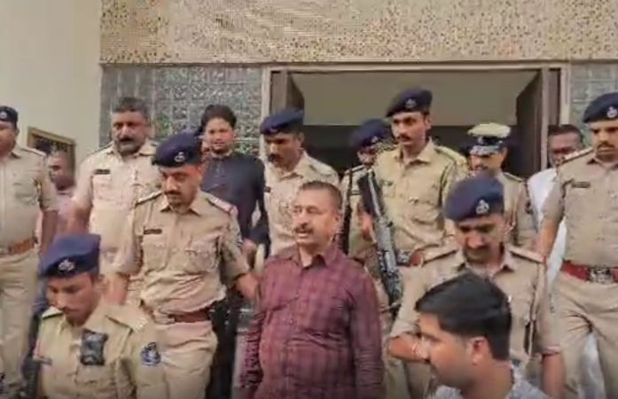 અમિત ખૂંટ આપઘાત કેસ: ગોંડલ કોર્ટે અનિરૂદ્ધસિંહ જાડેજાના 2 દિવસના રિમાન્ડ મંજૂર કર્યાં 1 - image