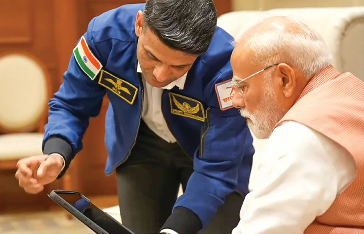 VIDEO : શુભાંશુ શુક્લાએ PM મોદી સાથે કરી મુલાકાત, અંતરિક્ષથી ખેંચેલી ધરતીની તસવીર આપી ભેટ 3 - image
