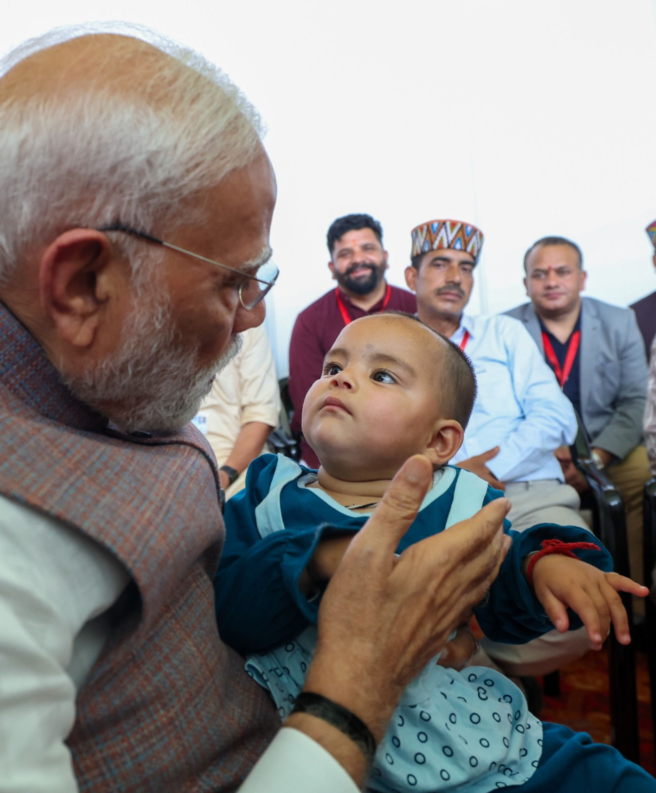 PM મોદીએ હિમાચલ પ્રદેશના પૂરગ્રસ્ત વિસ્તારનો હવાઈ સરવે કર્યો, રૂ. 1500 કરોડનું વળતર જાહેર 2 - image