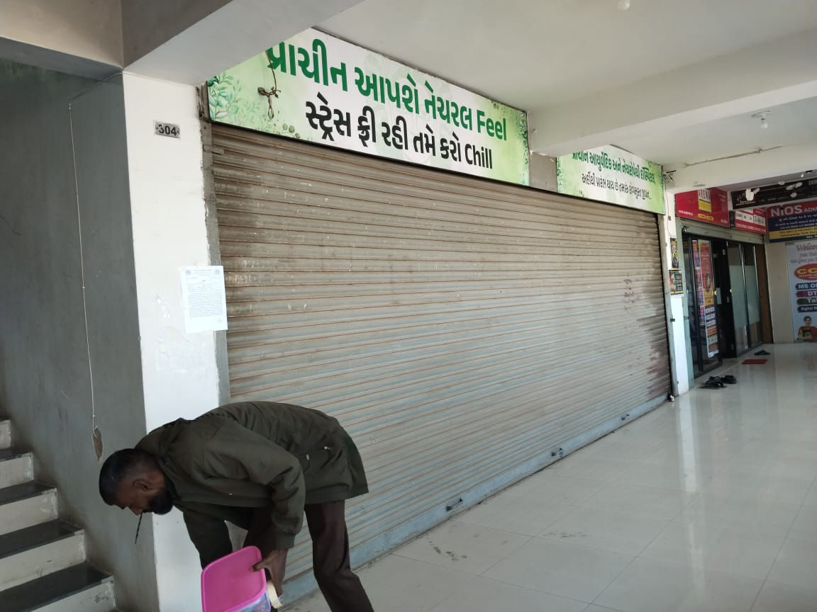 અમદાવાદમાં મલ્ટીપ્લેક્સ અને હોસ્પિટલ સહિત 8 મિલકતો સીલ, નિયમની અવગણના બદલ કાર્યવાહી 3 - image
