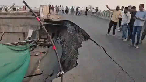 VIDEO : 400 કરોડના ખર્ચે બનેલો બ્રિજ 4 વર્ષમાં ધરાશાયી, MPમાં ભાજપના ભ્રષ્ટાચારની પોલ ખુલી 1 - image