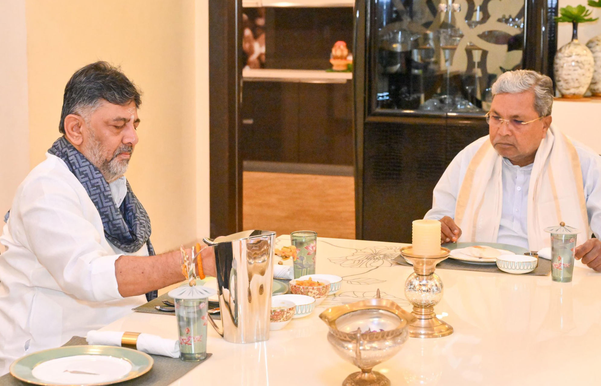 કોંગ્રેસમાં ફરી CMની ખુરશી માટે ખેંચતાણ! 30 ધારાસભ્યો ડિનર માટે ભેગા થતાં અટકળો તેજ 3 - image