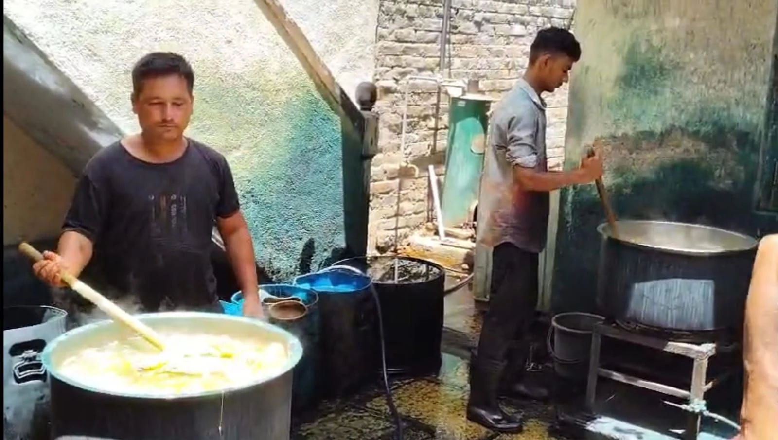 જામનગર શહેરના 300 વર્ષ જૂના ઐતિહાસિક બાંધણીના ઉદ્યોગ ઉપર ભયંકર મંદીનું ગ્રહણ લાગ્યું 3 - image
