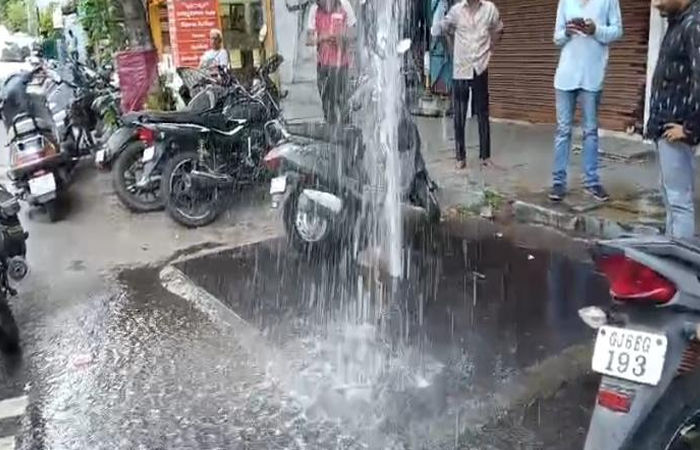 કોઠી ચાર રસ્તા પાસે પાણીની મુખ્ય લાઈનમાં લીકેજ, લાખો લિટર પીવાના પાણીનો વેડફાટ 1 - image