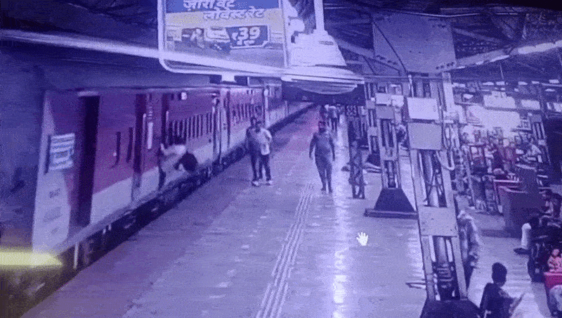 અમદાવાદમાં RPF જવાનોની સતર્કતાએ ટ્રેન નીચે કચડાતા બચ્યો મુસાફર, ઘટનાના CCTV સામે આવ્યા 1 - image