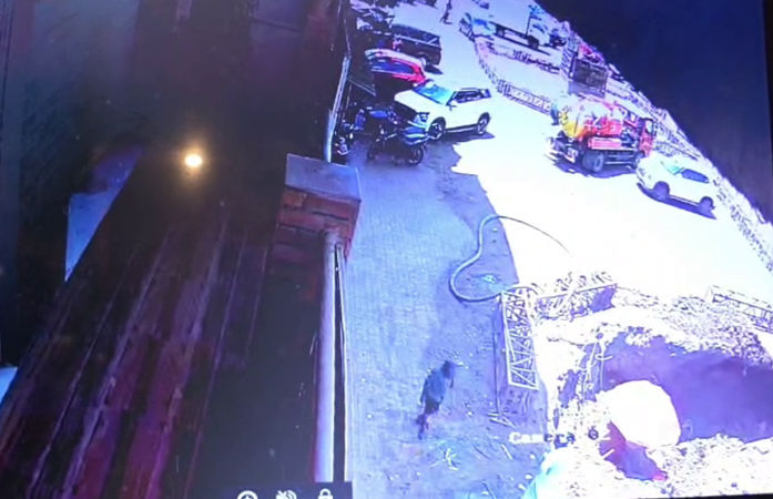 વાપીમાં બેદરકારીની પરાકાષ્ઠા, બે કર્મચારીઓ જીવતા દટાયા પણ PWDના અધિકારીઓએ કહ્યું ‘આવી કોઈ ઘટના બની જ નથી' 1 - image