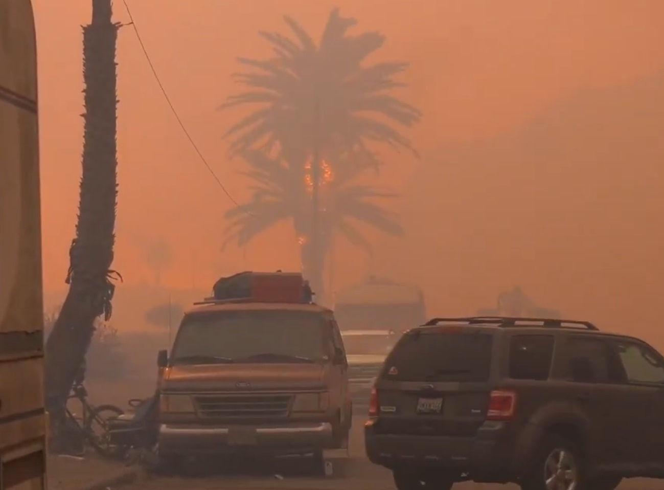 Los Angeles wildfires 25 dead 92000 people under evacuation