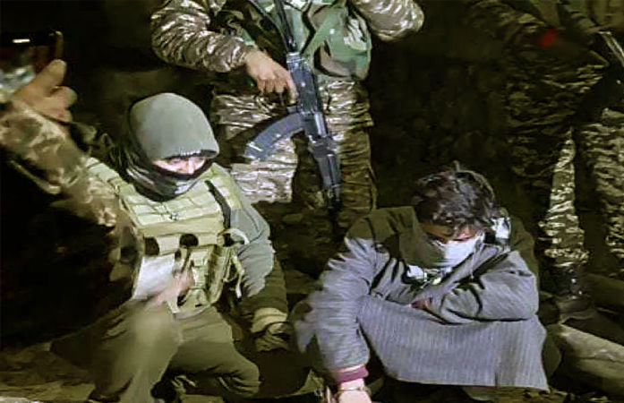 ભારતીય સૈન્યએ આતંકી પકડ્યો, ભારે માત્રામાં હથિયારો કબજે લીધા, ટારગેટ કિલિંગની ઘટના નિષ્ફળ બનાવી 1 - image