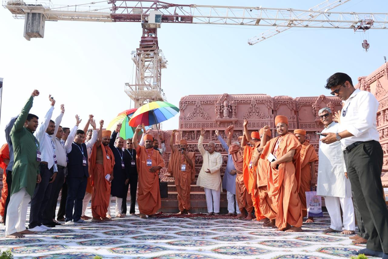 વડતાલધામમાં સેવા, સંસ્કાર અને સત્સંગનો ત્રિવેણી સંગમ: RSS વડા મોહન ભાગવતે લક્ષ્મીનારાયણ દેવના આશીર્વાદ લીધા 2 - image