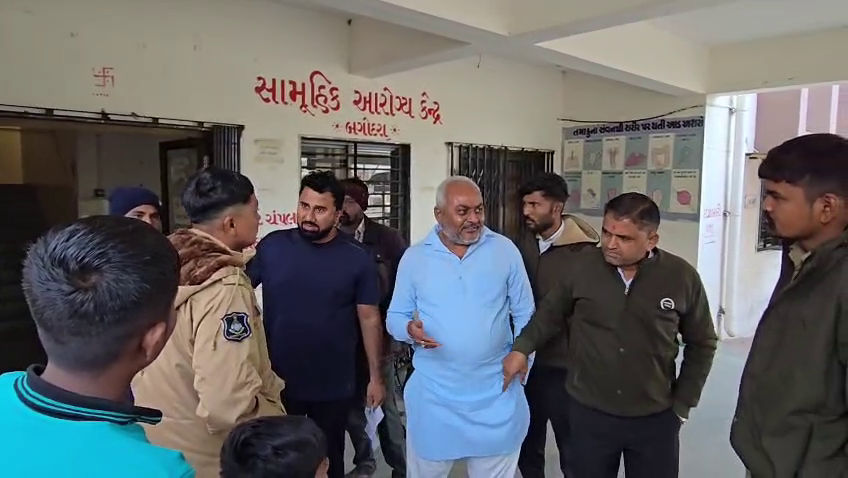 બગોદરા: વિદ્યાર્થીની સારવાર મુદ્દે CHCના ડોક્ટર અને આગેવાનો વચ્ચે બોલાચાલી, પોલીસ બોલાવતા મામલો બિચક્યો 3 - image