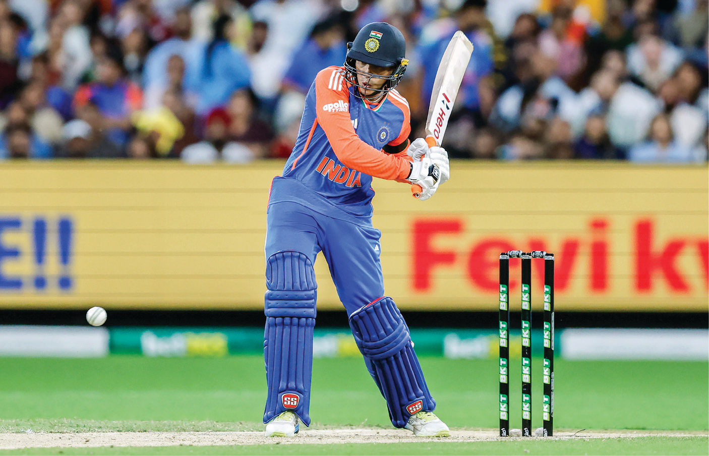 ઓસ્ટ્રેલિયા સામેની T20 મેચમાં ટીમ ઈન્ડિયા નિષ્ફળ, જીતવા માટે આપ્યો 126 રનનો ટાર્ગેટ, અભિષેકની ફિફ્ટી 2 - image