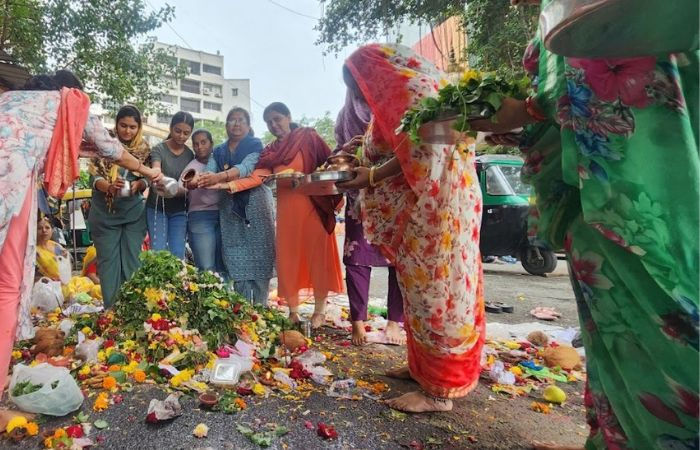 સુરતમાં તાપી નદીના કાંઠે શીતળાની ઉજવણી, 5 જી વર્ષની ઉંમરે પણ, વિશ્વાસ અને પરંપરા અખંડ 2 - છબી