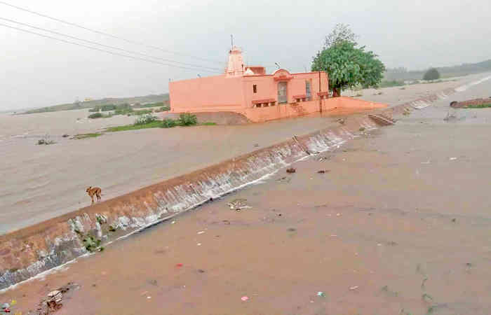 સુરેન્દ્રનગરનો ધોળીધજા ડેમ વર્ષો બાદ ઓવરફલો, નદી બે કાંઠે વહી 1 - image