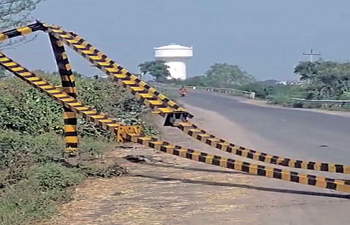 તલવણી ગામ પાસેના જર્જરિત પુલનું બેરિકેટ તોડી ડમ્પર ચાલક નાશી છૂટયો 1 - image