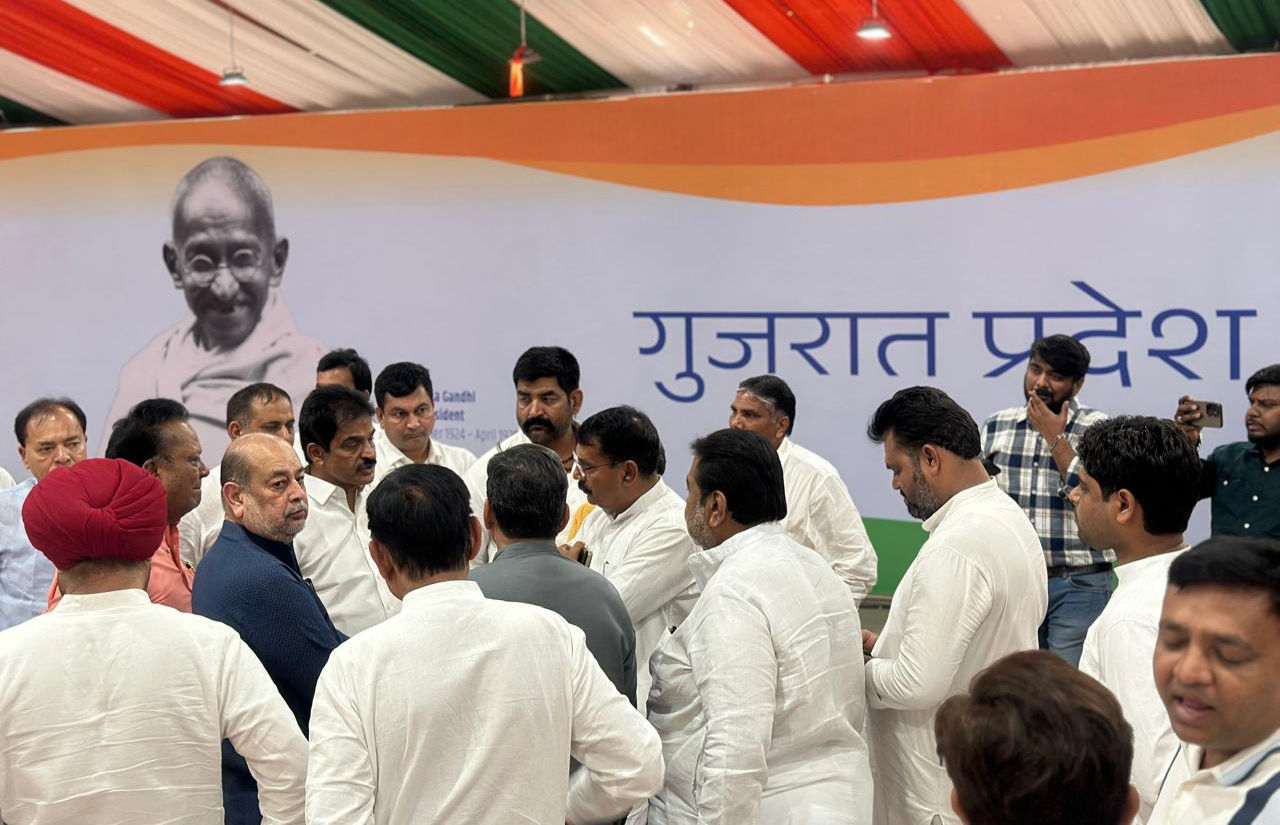 ગુજરાતમાં 64 વર્ષે કોંગ્રેસનું રાષ્ટ્રીય અધિવેશન: ખડગે સહિતના દિગ્ગજો અમદાવાદ પહોંચ્યા, રાહુલ-પ્રિયંકા અને સોનિયા ગાંધી કાલે આવશે 1 - image