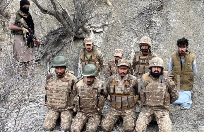 Pakistani Soldiers Surrender