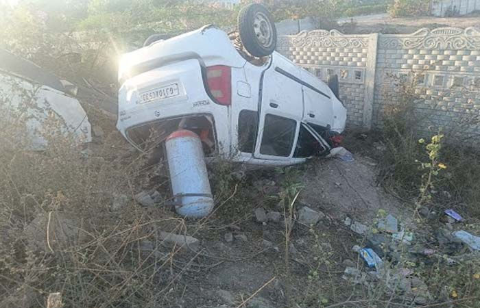 જામનગરની સમર્પણ હોસ્પિટલમાં ચાર દિવસ પહેલાં જ નર્સ તરીકે નોકરી પર ચડેલી એક યુવતીનું કાર અકસ્માતમાં કરુણ મૃત્યુ નિપજ્યું 1 - image