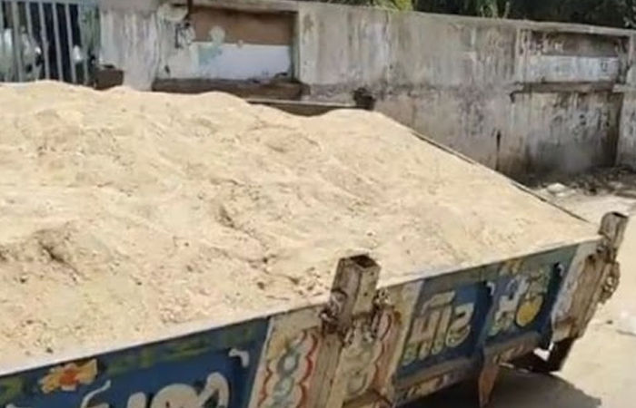 પ્રતાપ નગર પાલિકાનું રેતી ભરેલું ટ્રેક્ટર અચાનક પડેલા ભુવામાં ફસાયુ 1 - image