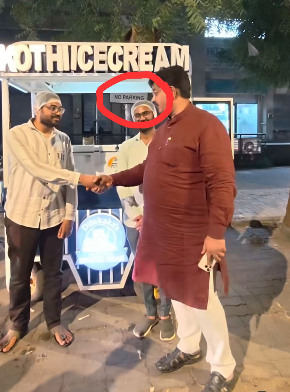 દબાણો દુર કરવાની ઝૂંબેશ વચ્ચે સેટેલાઈટ રોડ ઉપર કુલ્ફીવાળાને વેજલપુરના ધારાસભ્યે પ્રમોટ કર્યા 1 - image