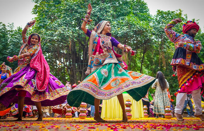 કુમકુમના પગલાં પડ્યાં, માડીના હેત ઢળ્યાં...આજથી શારદીય નવરાત્રિ શરુ, પ્રસિદ્ધ મંદિરોમાં દર્શનના સમયમાં ફેરફાર 1 - image