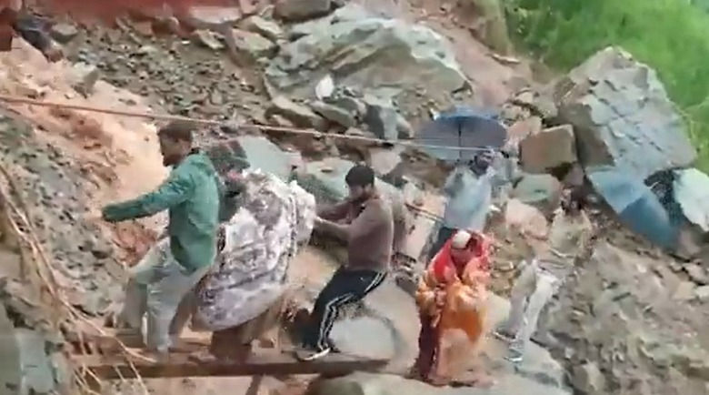 Two dead as massive landslide in Ramban halts traffic, leaves hundreds stranded