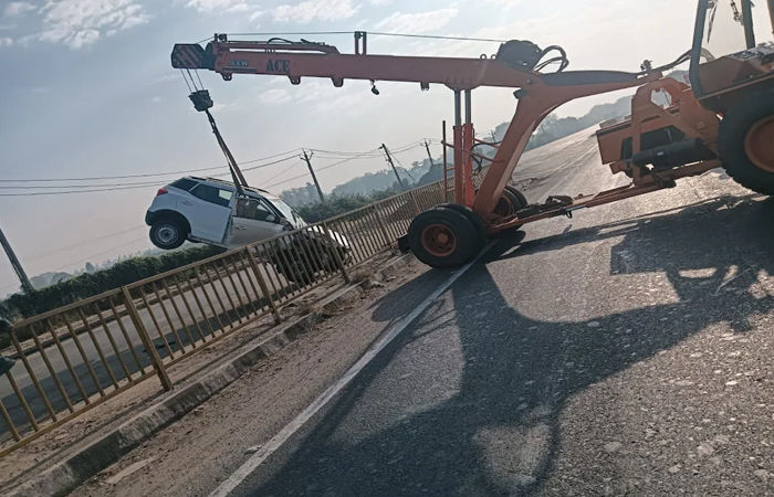 જીએસએફસી પાસે છેલ્લી ઘડીએ ચેતવણીનું બોર્ડ જોઈ કાર ચાલકે ઝાડ સાથે કાર અથાડી, વૃદ્ધનું મોત 2 - image