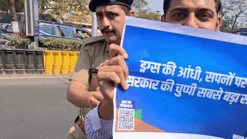 રાજકોટ: રાજ્યમાં ડ્રગ્સ-દારૂના દૂષણ સામે અર્ધનગ્ન હાલતમાં NSUIના કાર્યકરોનો દેખાવ, પોલીસે કરી અટકાયત 2 - image