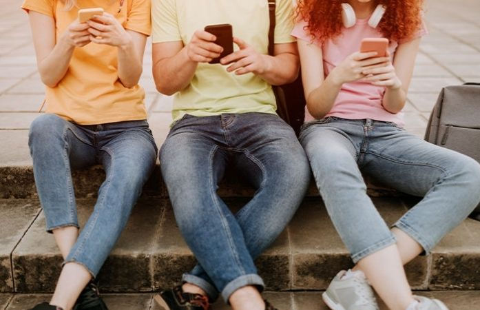 સોશિયલ મીડિયાનું વળગણ ધરાવતા બાળકોમાં 40%નો વધારો, લાઈક્સ-ફોલોઅર્સના ચક્કરમાં ડિપ્રેશનના કેસ વધ્યા 1 - image