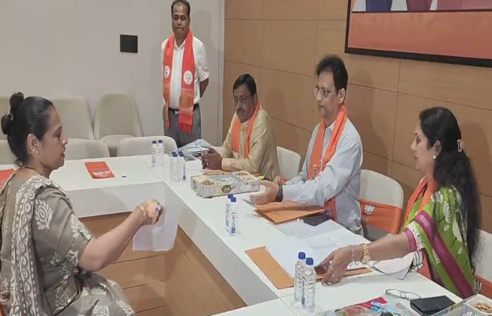 સુરતમાં મેયર સહિતના પદ માટે સેન્સ પ્રક્રિયા: 58 મહિલા કોર્પોરેટરોમાંથી કોને લાગશે લોટરી? દાવેદારોમાં ઉત્સાહ સાથે ઉચાટ 2 - image