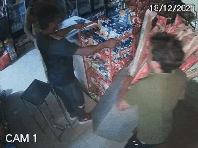 અમદાવાદ બાદ સુરતમાં પોલીસની ગેરવર્તણૂક, દુકાનમાં ઘૂસીને દુકાનદાર પર કરી દાદાગીરી, વીડિયો વાઈરલ 1 - image