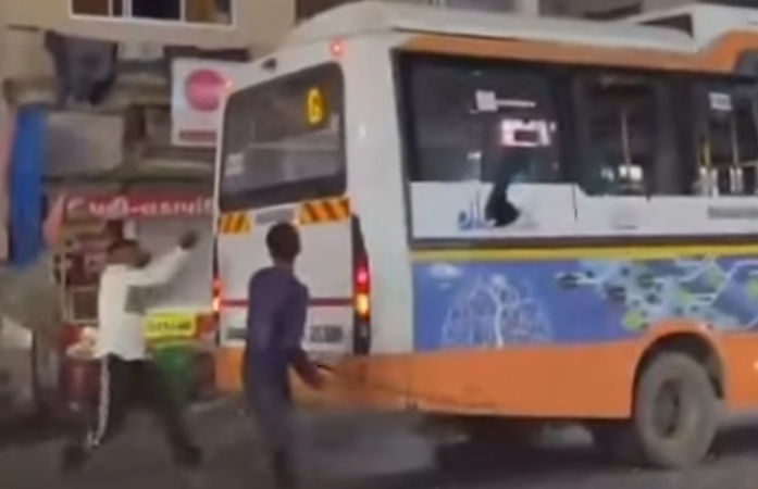અમદાવાદ: નારણપુરામાં રાહદારીના પગ પર BRTS બસનું ટાયર ફરી વળતાં બસમાં તોડફોડ, 2 સામે ફરિયાદ 1 - image