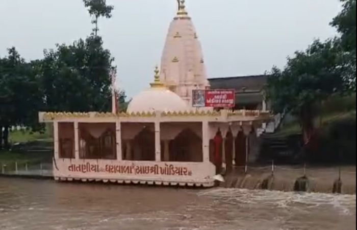 Video: અમરેલી પર વરસાદી આફત! બે સગર્ભાને JCB-બોટમાં લઈ જવાઈ, રાજુલામાં 50 લોકોનો બચાવ, સર્વત્ર પાણી જ પાણી 5 - image