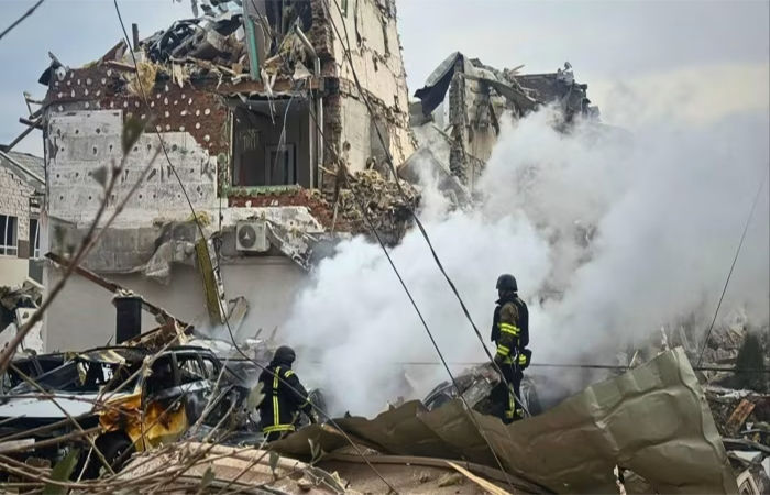 પુતિને ઝેલેન્સ્કીને દેખાડી 'કયામત'ની રાહત એરપોર્ટ બંધ કરાવ્યાં : 287 યુક્રેની ડ્રોન ખત્મ કર્યાં 1 - image