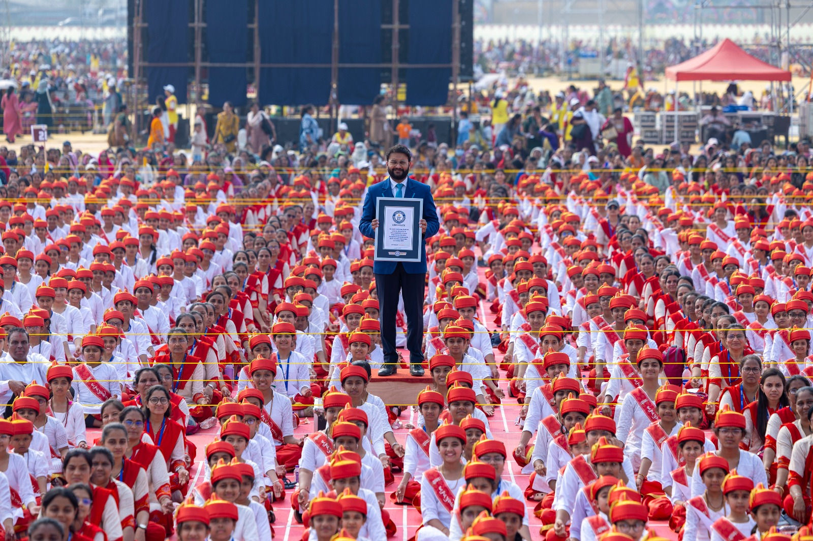 વડોદરામાં મહંતસ્વામીનો 92મો જન્મજયંતી મહોત્સવ: ગિનિસ વર્લ્ડ રેકોર્ડ સર્જાયો, 13 હજાર NRI સહિત 2 લાખ હરિભક્તો આવ્યા 4 - image