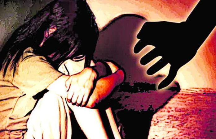 અમદાવાદમાં શિક્ષકની કાળી કરતૂત, વિદ્યાર્થિની પર દુષ્કર્મ આચરી તસવીરો વાયરલ કરવાની આપી ધમકી 1 - image