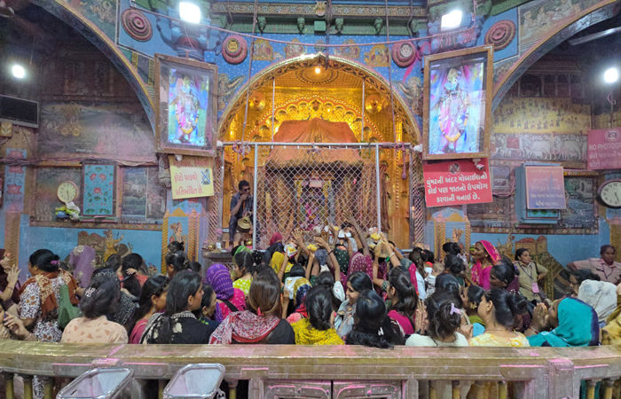 ડાકોરમાં ભક્તિનો મહાસાગર : નવરંગ શણગારમાં શોભ્યા ઠાકોરજી 1 - image