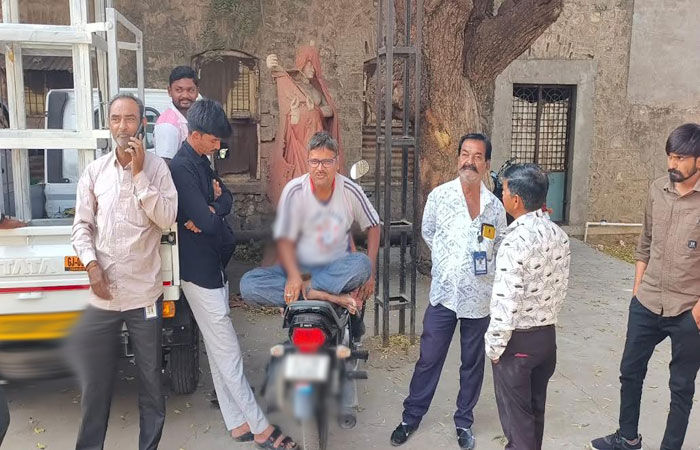 સુરેન્દ્રનગર મનપાના ઇલેક્ટ્રિક વિભાગના કર્મીઓની હડતાળથી શહેરમાં અંધારપટ 1 - image