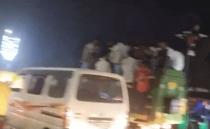 વડોદરામાં મ્યુ. કોર્પોરેશનની કચરાની ગાડીમાં 15 લોકોની જોખમી મુસાફરી, VMCના કોન્ટ્રાક્ટરની ઘોર બેદરકારી 1 - image