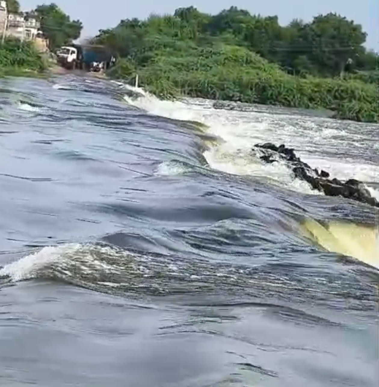 હળવદમાં રેતી ચોરીના કારણે બની દુર્ઘટના, ચાડધ્રા ગામે ચેકડેમ તૂટયો 3 - image