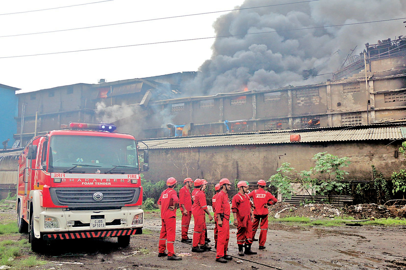 પાંડેસરાની અન્નપૂર્ણા મિલમાં લાગેલી આગ બીજા માળ સુધી ફેલાઈ હતી પાંડેસરાની અન્નપૂર્ણા મિલમાં લાગેલી આગ બીજા માળ સુધી ફેલાઈ હતી