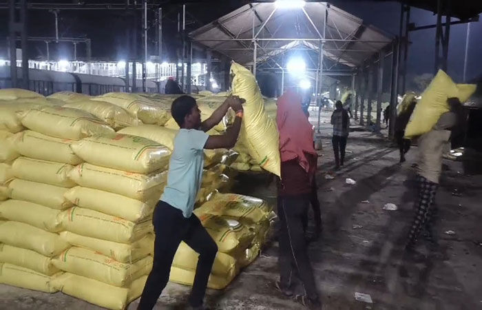 સુરેન્દ્રનગરમાં 2000 મેટ્રિક ટન યુરિયા ખાતર ભરેલી રેક પહોંચી 1 - image