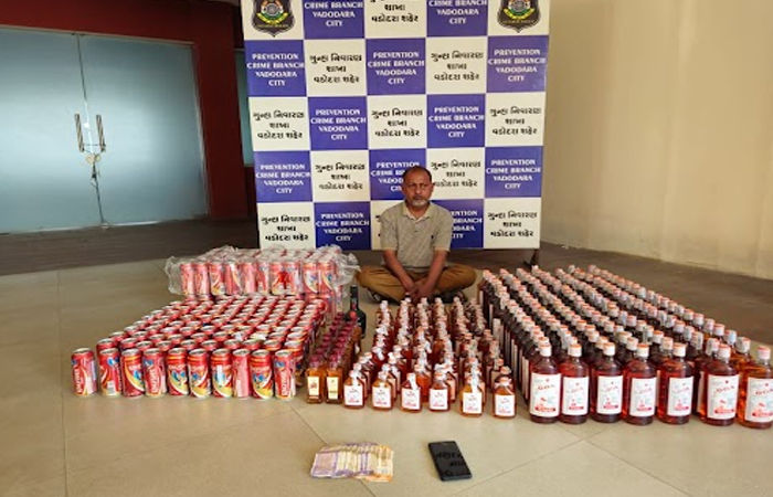 વડોદરા: મકાનના પીઓપીમાં સંતાડી રાખેલો વિદેશી દારૂનો જથ્થો કબજે : 2.61 લાખ ની 476 બોટલ કબજે 1 - image