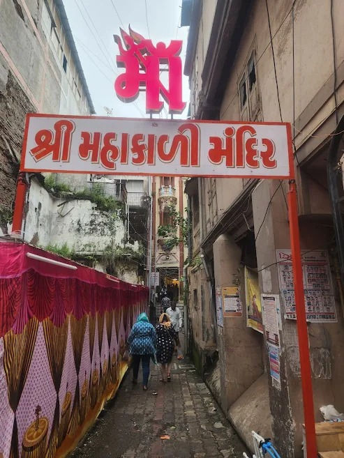 સુરતમાં 311 વર્ષ જૂનું મહાકાળીનું મંદિર, જ્યાં 18 ભુજાવાળી માતાની દુર્લભ પ્રતિમાની થાય છે પૂજા! 4 - image