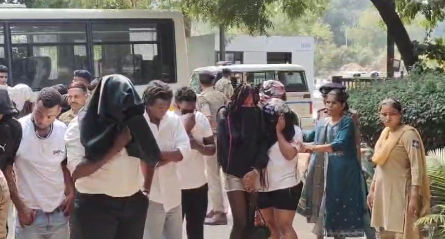 અમદાવાદના ફાર્મહાઉસમાં હાઇપ્રોફાઇલ રેવ પાર્ટી પર દરોડા, NRI સહિત 15થી વધુની ધરપકડ 4 - image