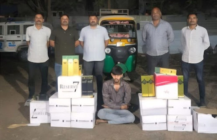 જામનગર-રાજકોટ ધોરી માર્ગ પર ઇંગ્લિશ દારૂની હેરાફેરી કરનાર રીક્ષા ચાલક પકડાયો 1 - image