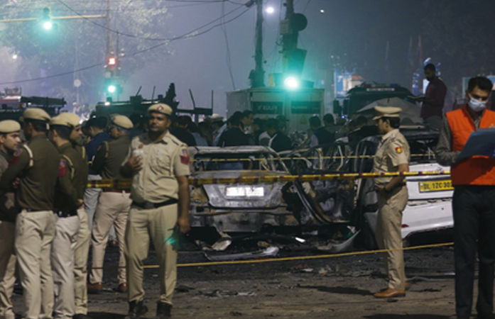 બ્લાસ્ટ બાદ દિલ્હી પોલીસનું પ્રથમ સત્તાવાર નિવેદન, કહ્યું- રેડ લાઈટ પર કાર રોકાઈ પછી ધડાકો થયો 1 - image