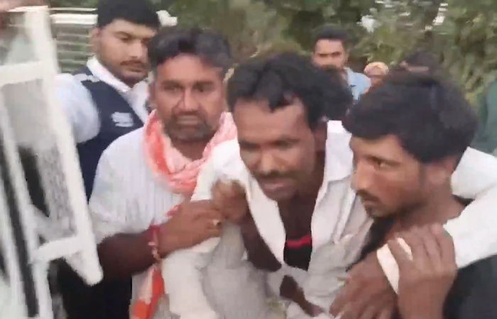 બનાસકાંઠાના દૂધવા ગામે જૂથ અથડામણ: 40થી 50 લોકોના ટોળાંનો પરિવાર પર હુમલો, યુવતીને ઉપાડી જવાની ધમકી 1 - image