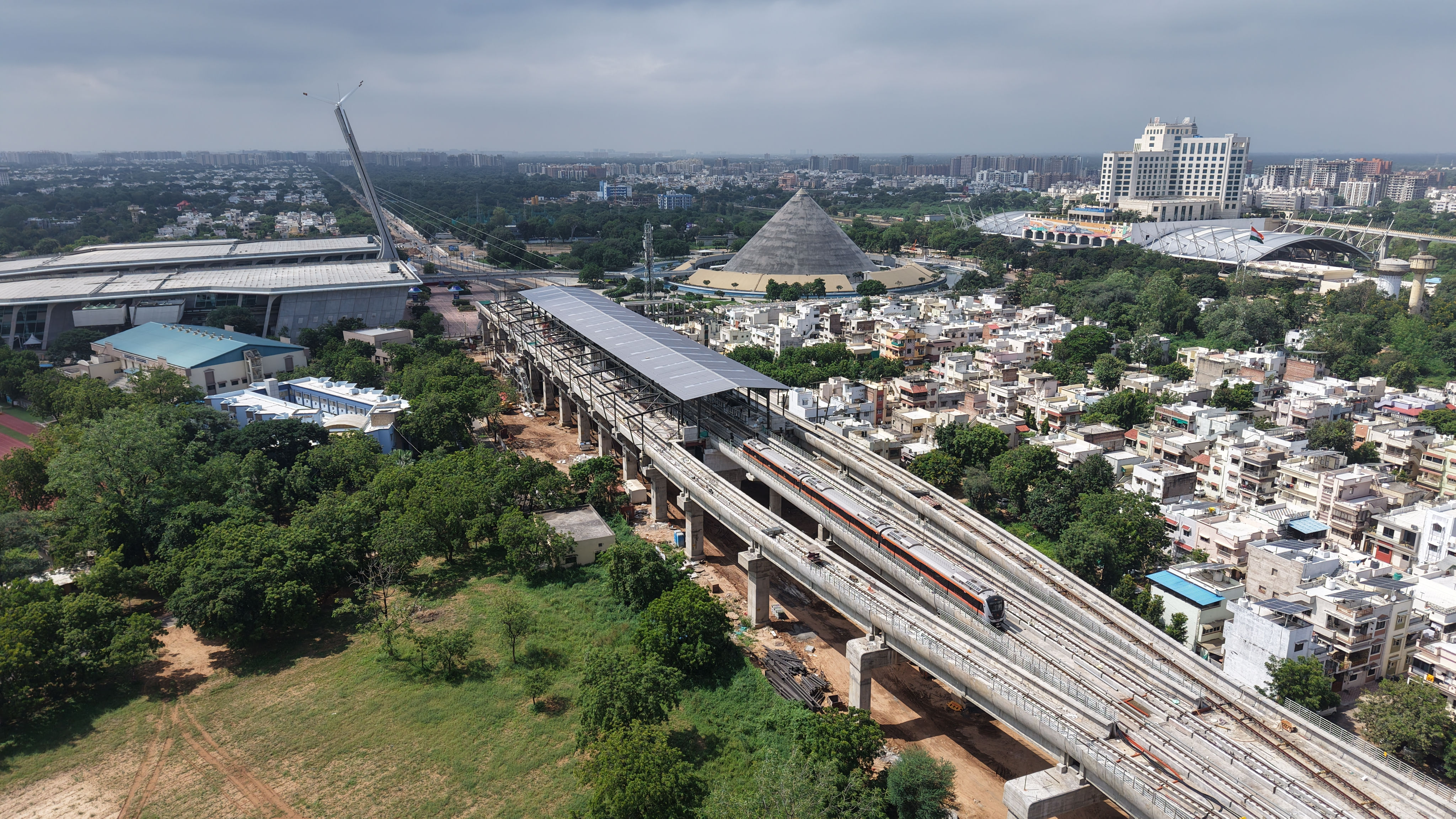 ગાંધીનગર: વિજયાદશમીએ સચિવાલયથી મહાત્મા મંદિર સુધી મેટ્રો ટ્રેનનો કરાયો ટ્રાયલ રન, નૂતન વર્ષથી સેવા થશે શરૂ 3 - image