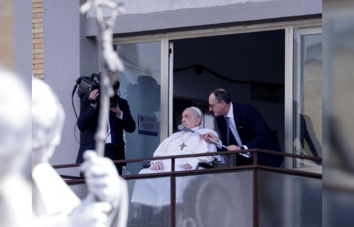 Pope Francis appears at hospital window to render blessing, discharged